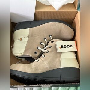 BOGS women’s Beige and Off-White waterproof Boots taupe wedges size 9